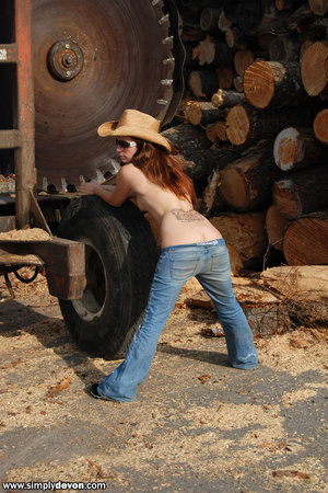 18 year old cutie Carmen Callaway sexys her two study buddies at the same time